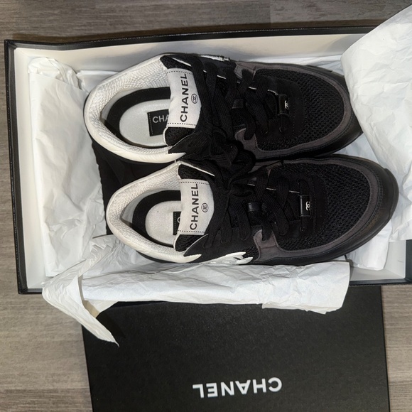 Chanel black and white sneakers - Picture 2 of 8